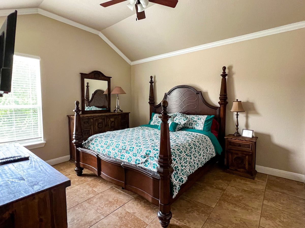 Hlavná spálňa s manželskou posteľou King a vlastnou kúpeľňou.