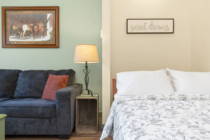 Duerme cómodamente en sábanas frescas, almohadas y colchón de espuma.  ¡La cama Murphy tamaño queen se pliega en la pared para proporcionar espacio adicional! 