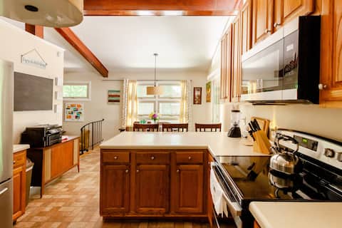 Quaint n' Cozy Mid-Century Rustic Get Away Nr. All