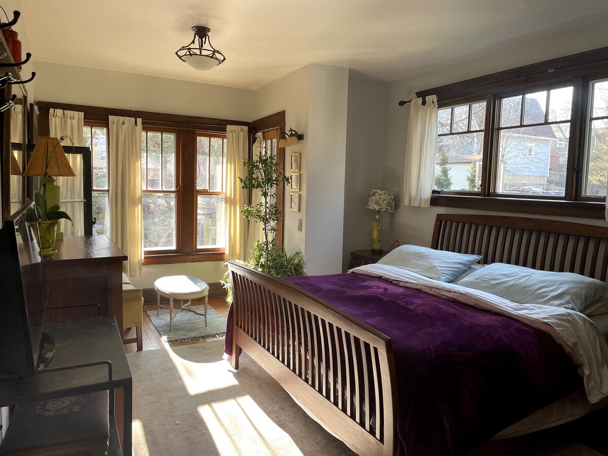 Los dormitorios más grandes del primer piso con cama tamaño king tienen exposición al sur con puerta de patio que conduce a la terraza