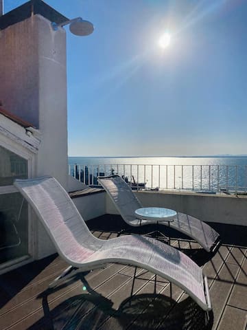 Rooftop-terrace with River-View – Design Apartment