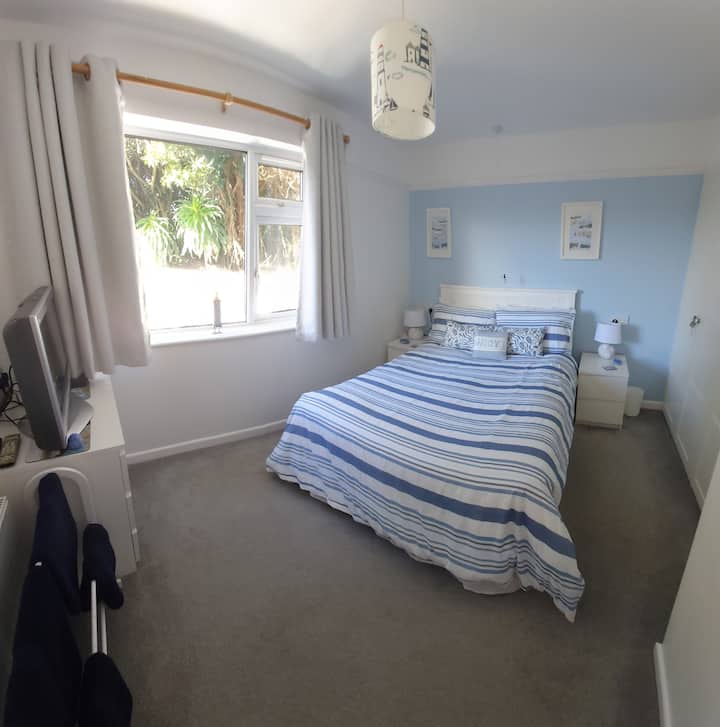 Kényelmes hálószoba gardróbbal és fiókkal