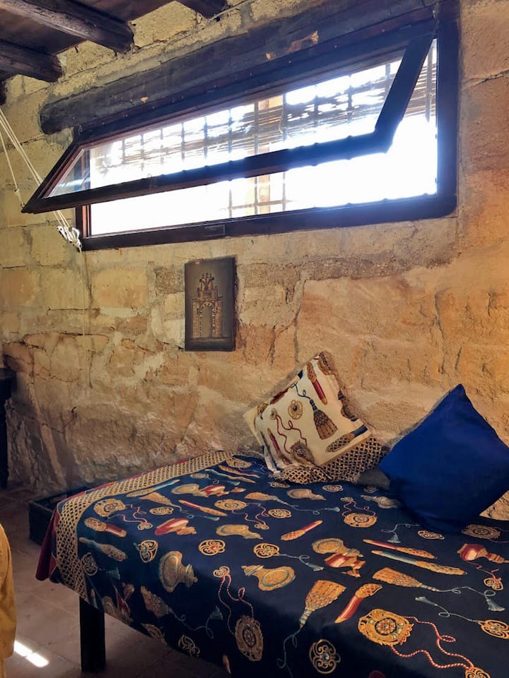 dhomë gjumi e vogël me krevat tek