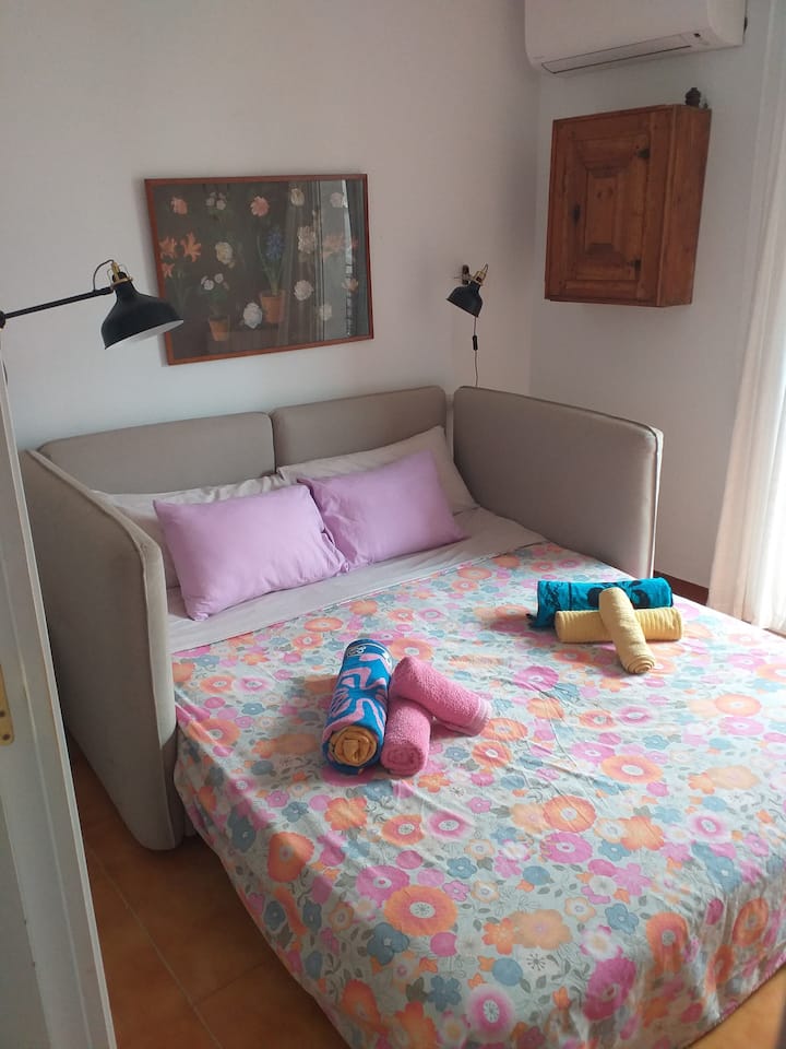 סלון/חדר שינה, ספה המוצעת כמיטה זוגית