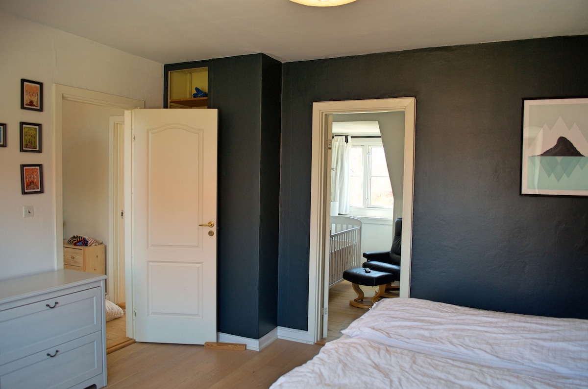 ห้องนอน 1 มองผ่านไปยังห้องนอน 3 ห้องนอน 3 เข้าถึงได้ทางห้องนอน 1 เท่านั้นและมีประตูที่ปิดได้