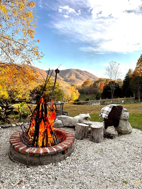 Wandering Goat Lodge - Farm Escape 5 miles from VT