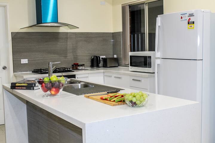 MASSIVE 6BED & 4 BATH HOME Only 10 mins from Perth gallery image 4