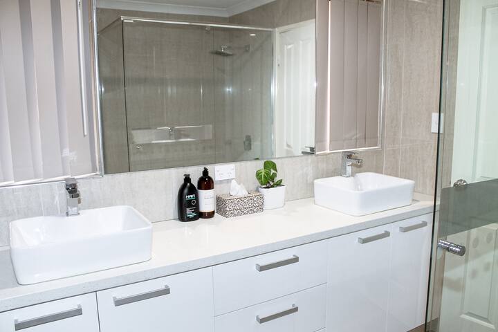 MASSIVE 6BED & 4 BATH HOME Only 10 mins from Perth gallery image 5