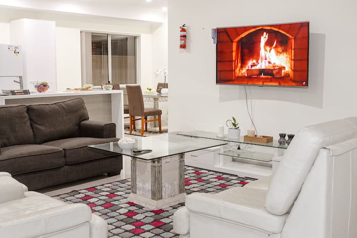 MASSIVE 6BED & 4 BATH HOME Only 10 mins from Perth