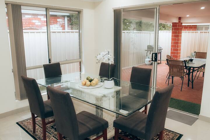 MASSIVE 6BED & 4 BATH HOME Only 10 mins from Perth gallery image 3