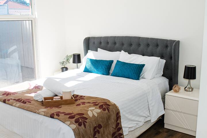 MASSIVE 6BED & 4 BATH HOME Only 10 mins from Perth gallery image 2