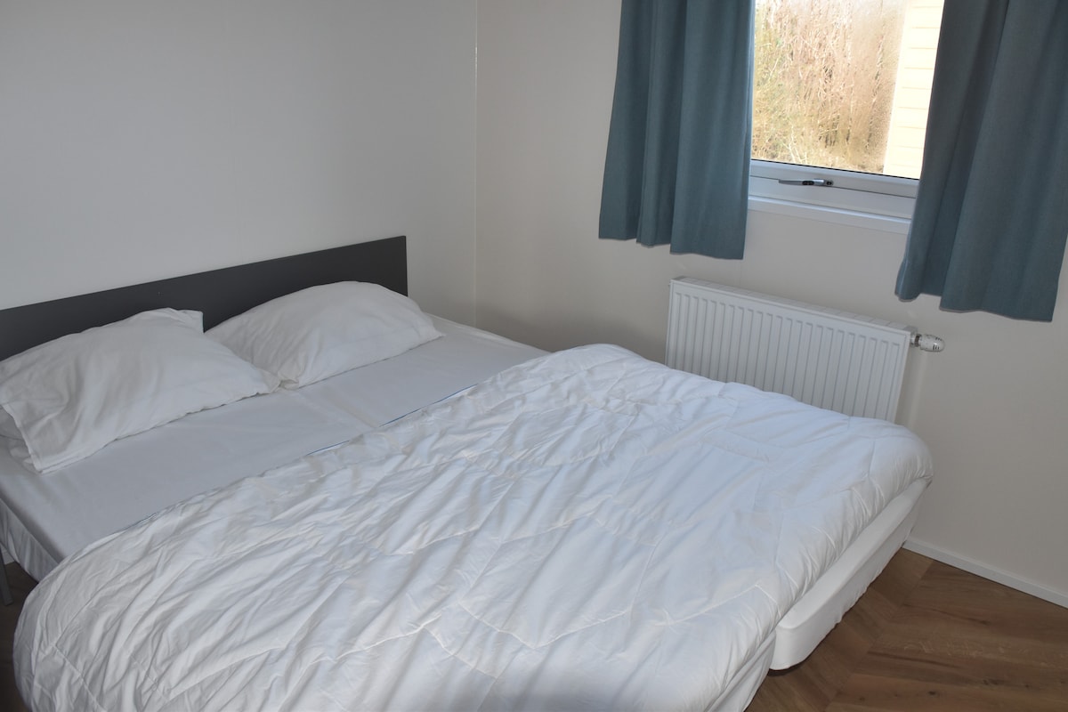 chumba cha kulala 1:
2x vitanda moja 0.80 - 2.00
2x duvets 1.40 - 2.00 au 1x  2.20 - 2.40
mito iliyotolewa