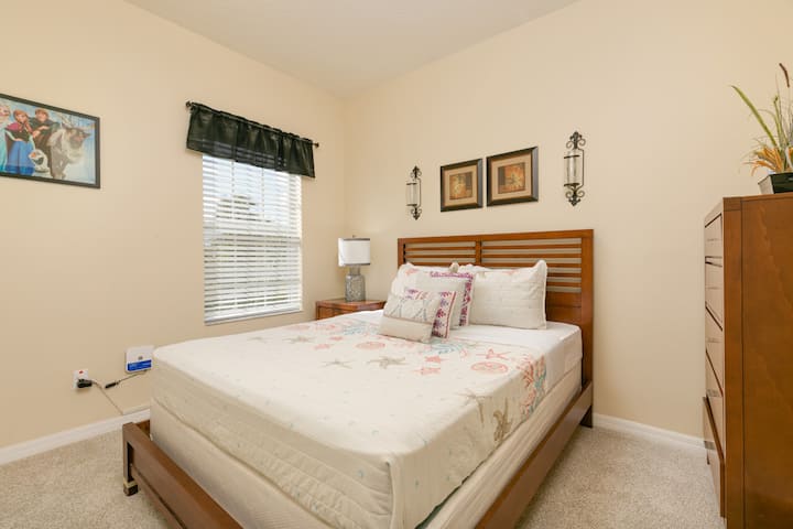 Oddýchnite si v izbe vybavenej manželskou posteľou, ktorá ponúka útulné útočisko po dni plnom objavovania a dobrodružstva.