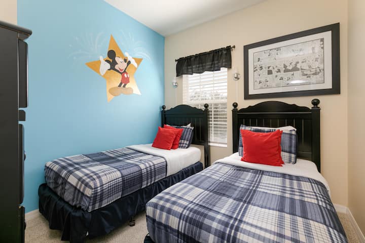 Odpočívajte pokojne v izbe vybavenej dvoma samostatnými posteľami, ktorá ponúka pohodlný a príjemný priestor na dobrý spánok.