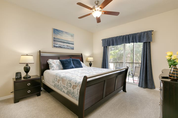 Uvoľnite sa v luxusnom apartmáne s pohodlnou manželskou posteľou King, ktorá zaisťuje pokojný a omladzujúci zážitok zo spánku.