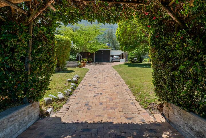 Ye Olde Clovelly GC Clubhose. gallery image 4