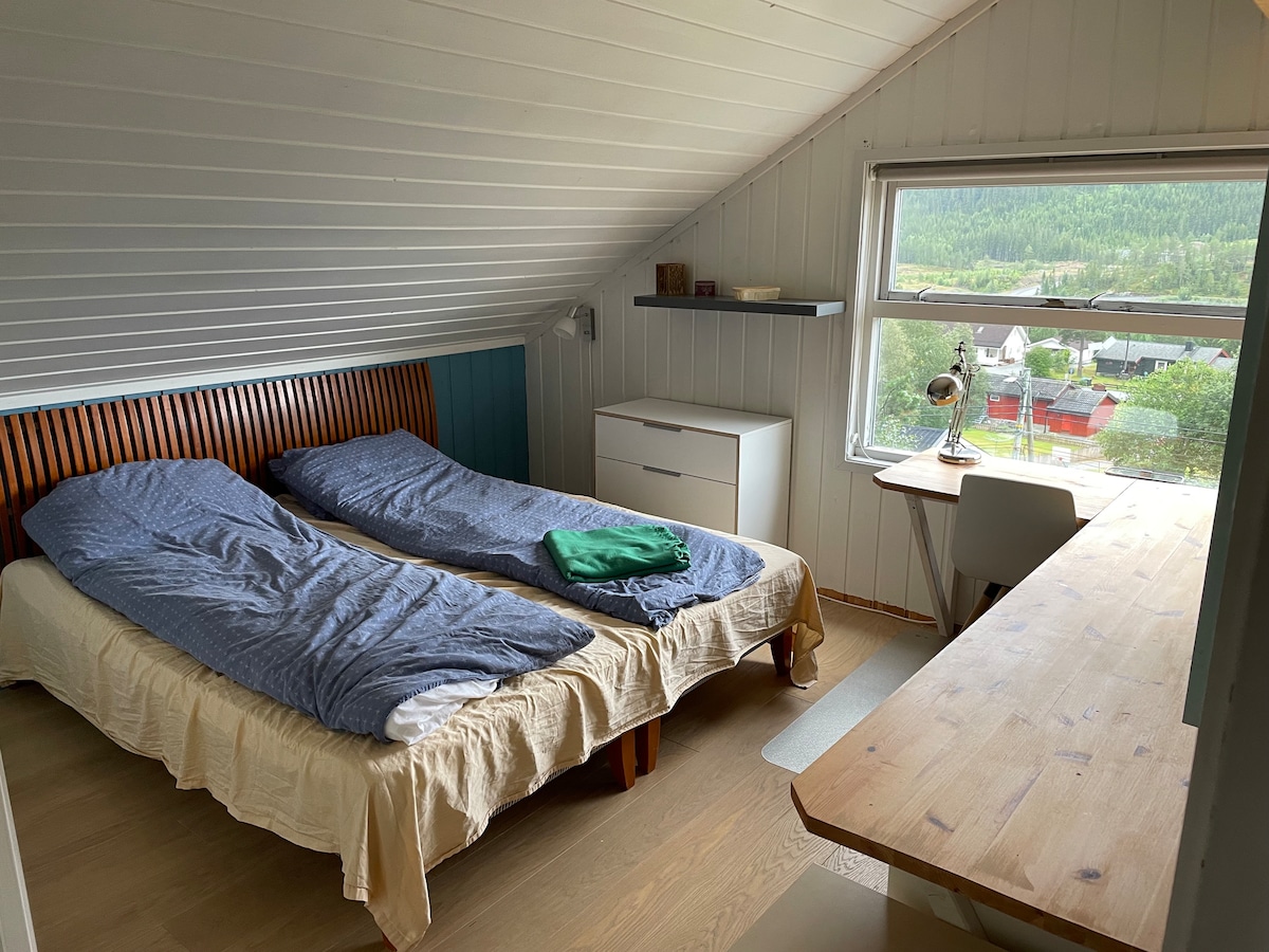 Спална соба 5 со брачен кревет (широк 150-179 см) и големо биро со одличен поглед.