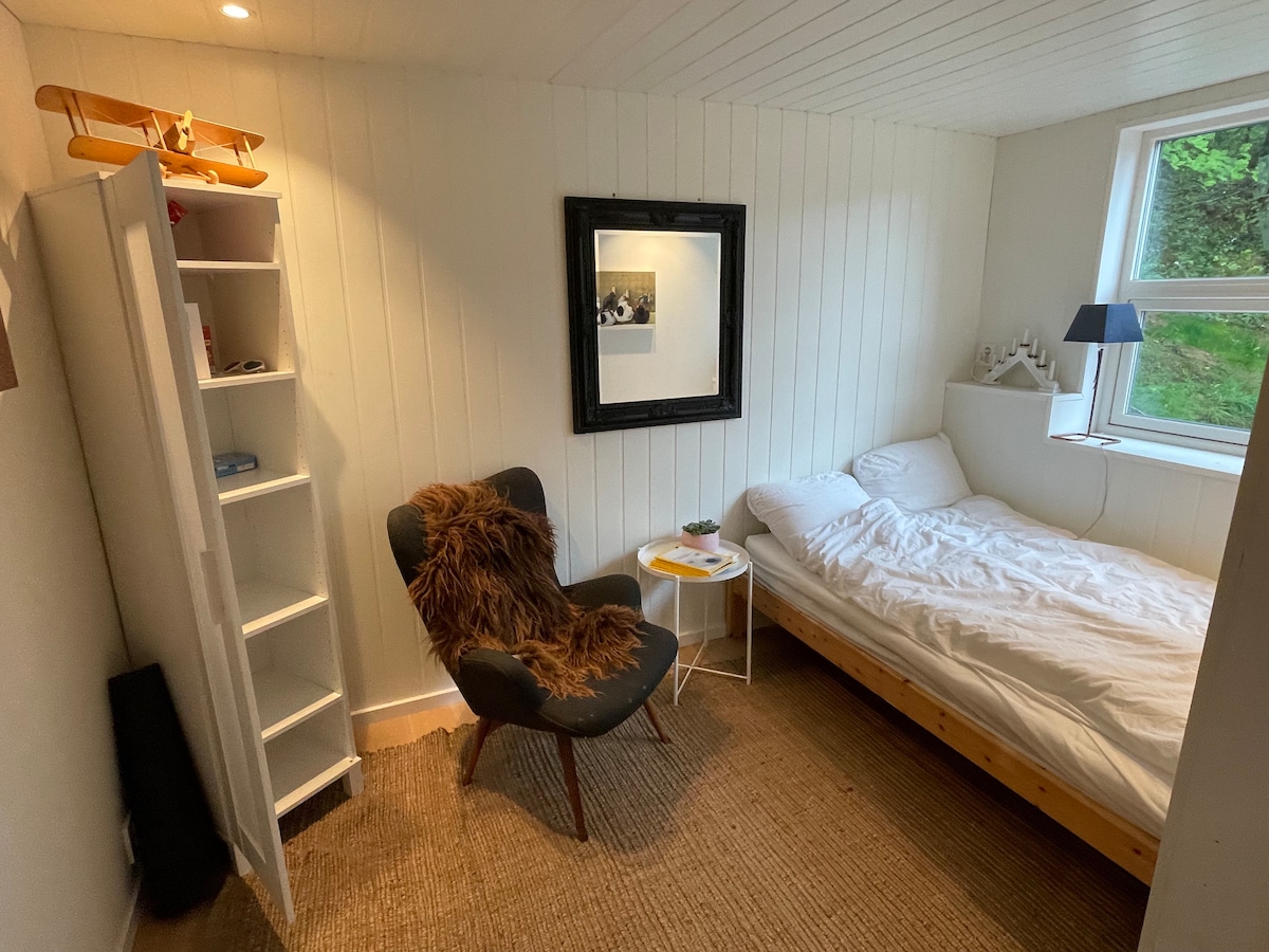 Една од новите спални соби со сопствена бања.