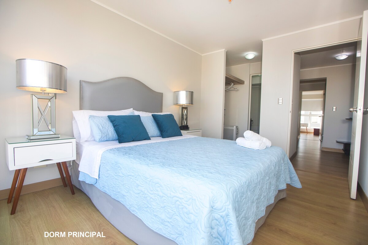 Ელეგანტურად გაფორმებული მთავარი საძინებელი. 
Დედოფლის ზომის საწოლი სასანთლეებით. 