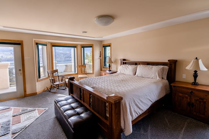 Dhomë gjumi Master King me oborr privat, oxhak me dy drejtime për të lidhur ensuite dhe TV