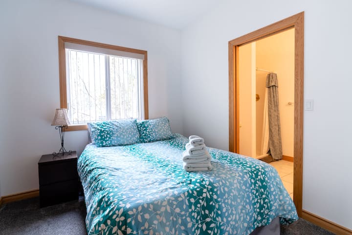 Dhoma e gjumit 6 Krevat dopio "Queen" me një karrige me rrota të përshtatshme për banjë