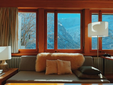 Alpine Escape – Iconic Views & Timeless Design
