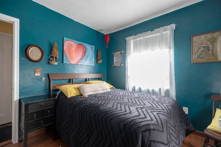 Sticker room with queen bed