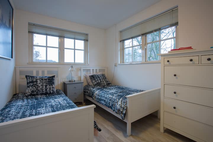 Chambre n °3 : Deux lits simples, commode, cintres et vue sur l'église.