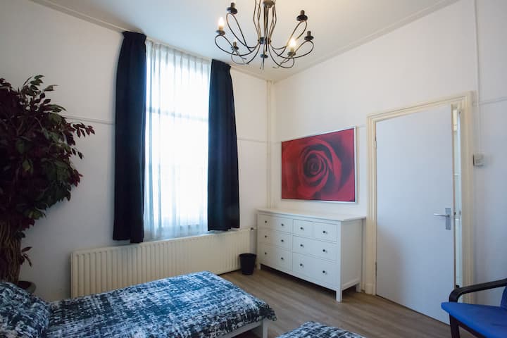 Chambre #1 : : deux lits simples, commode double, située au rez-de-chaussée.