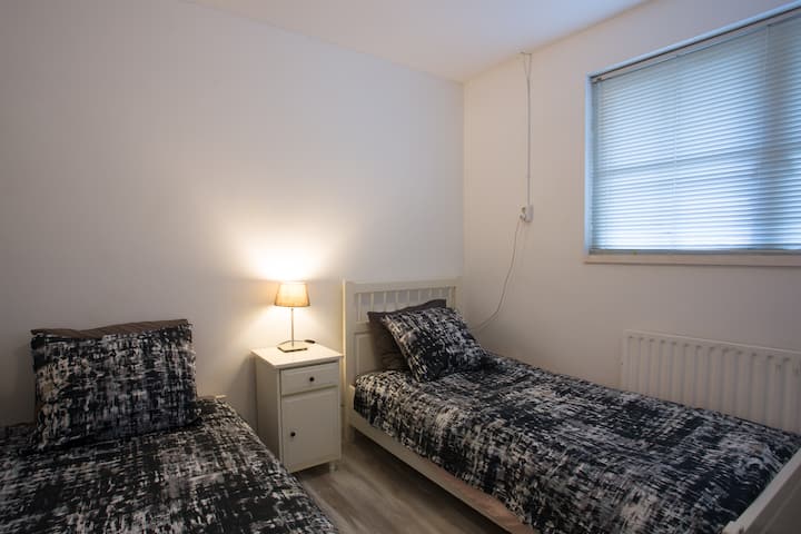 Chambre #5 : deux lits simples avec commode 