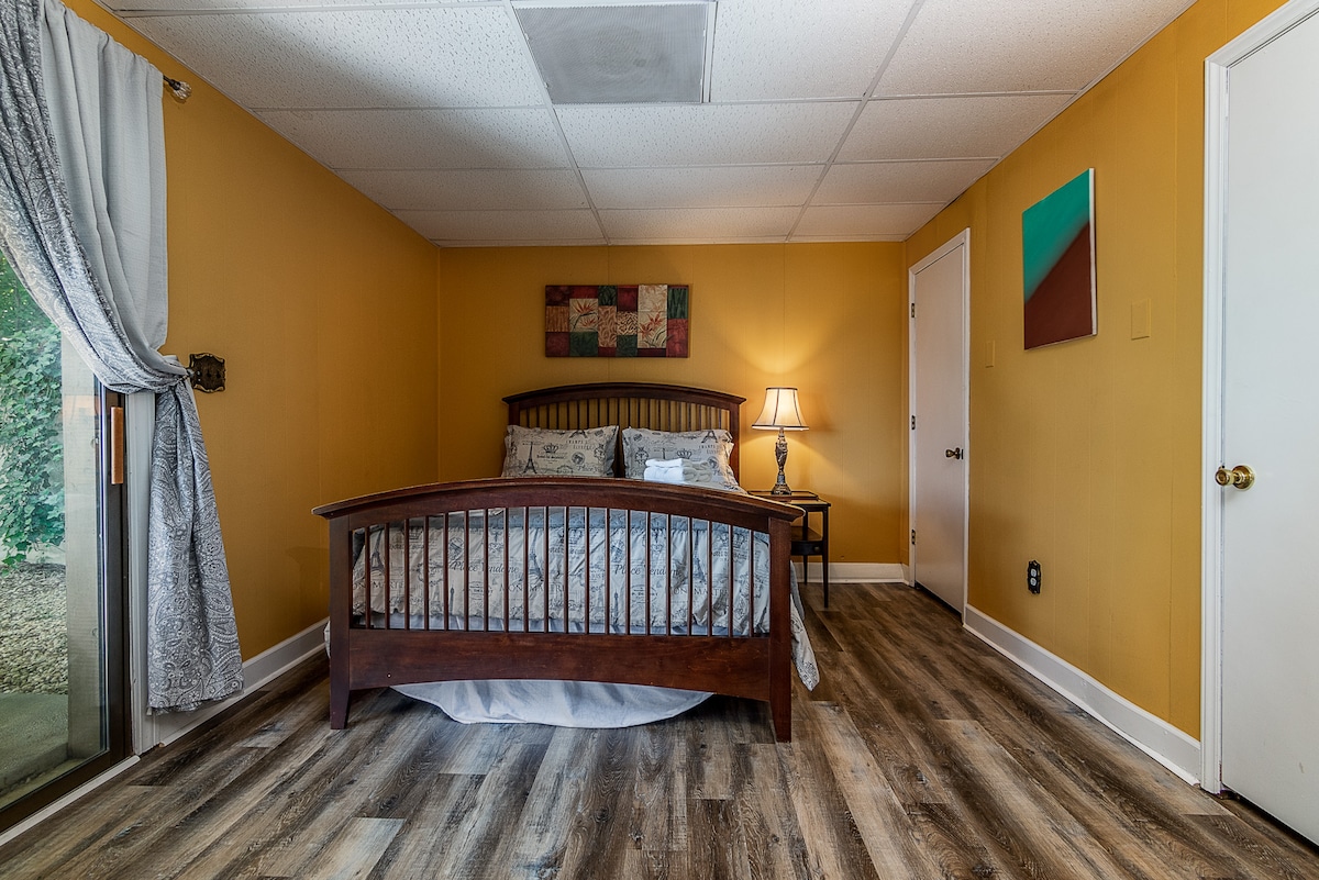 Spavaća soba na donjem katu s bračnim krevetom