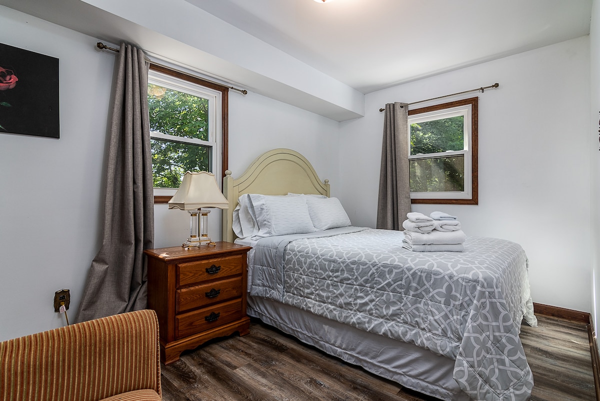 Spavaća soba na glavnom katu s bračnim krevetom