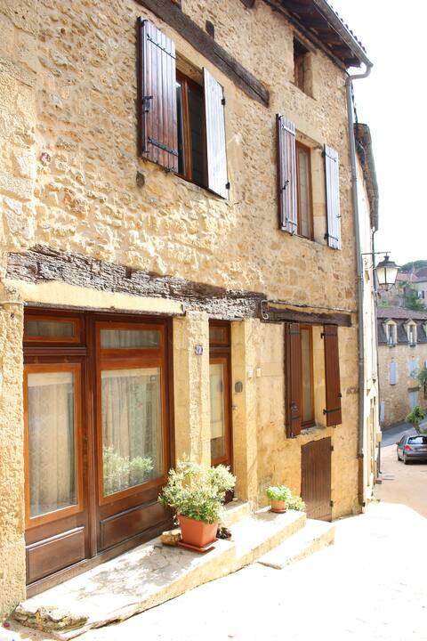 Heart of medieval village Belves, Sunny terrace