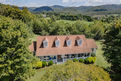 Large Luxury Mountain Home: Hot Tub~Fire-pit~Wi-Fi