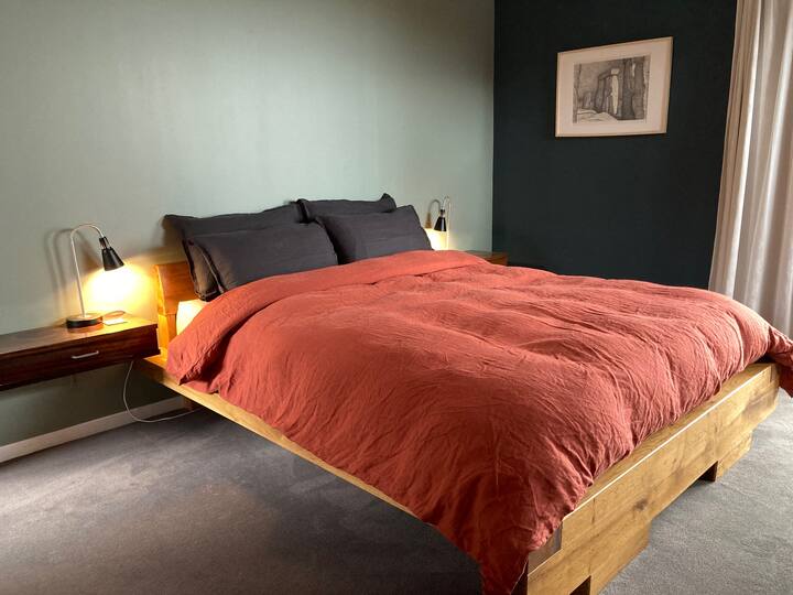 Bovenverdieping grote hoofdslaapkamer met linnen en katoenen lakens. Zeezicht en dakterras.