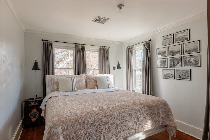 Dormitorio 1. Cama tamaño king.