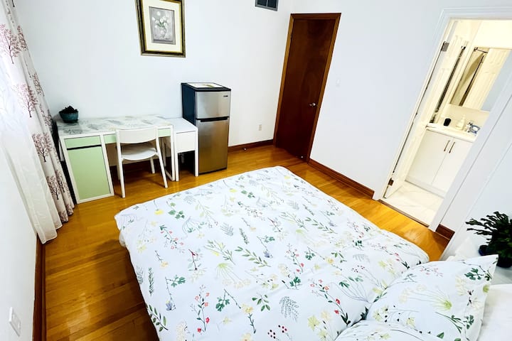 เตียงควีนไซส์ + ห้องน้ำในตัว 