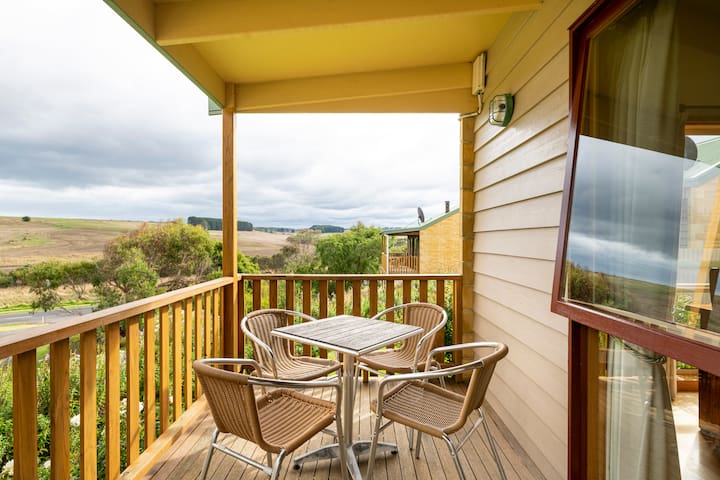 Daysy Hill Country Cottages – Two Bedroom Cottage Single Level