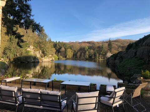 Moulin Gîte splendide with a view of a pond