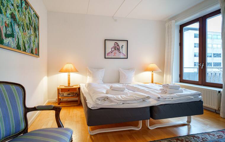 Charming Christianshavn Apartment with Canal Views gallery image 3