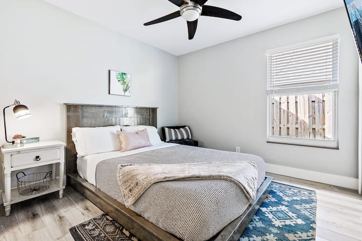 Guest Bedroom 1 w/ Queen Size Bed