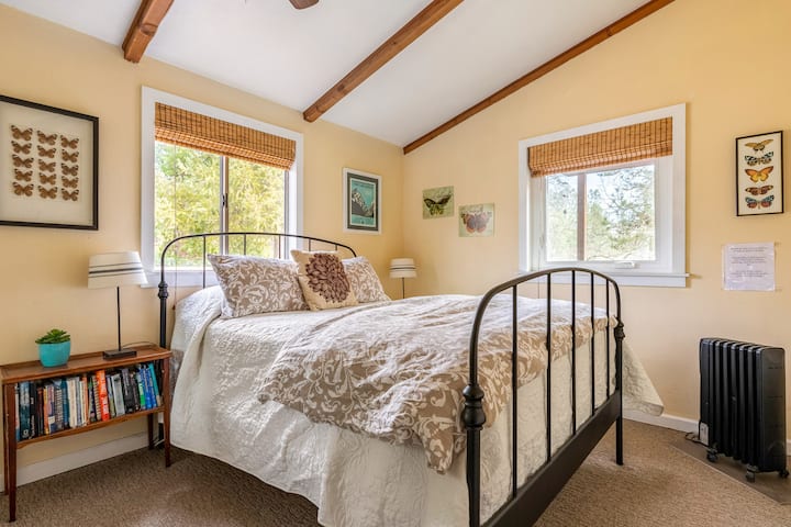 Second Guest Bedroom - Queen Size Bed 
