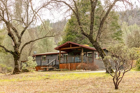 Hammocks & Hot Tub, 22 Miles to Yosemite