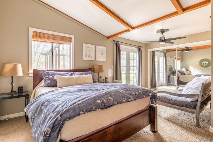 Master Bedroom - Queen Size Bed