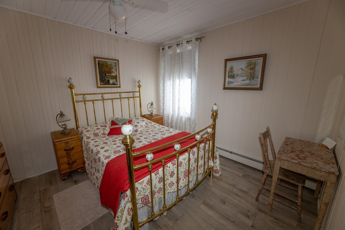 2. chambre fleurie rouge