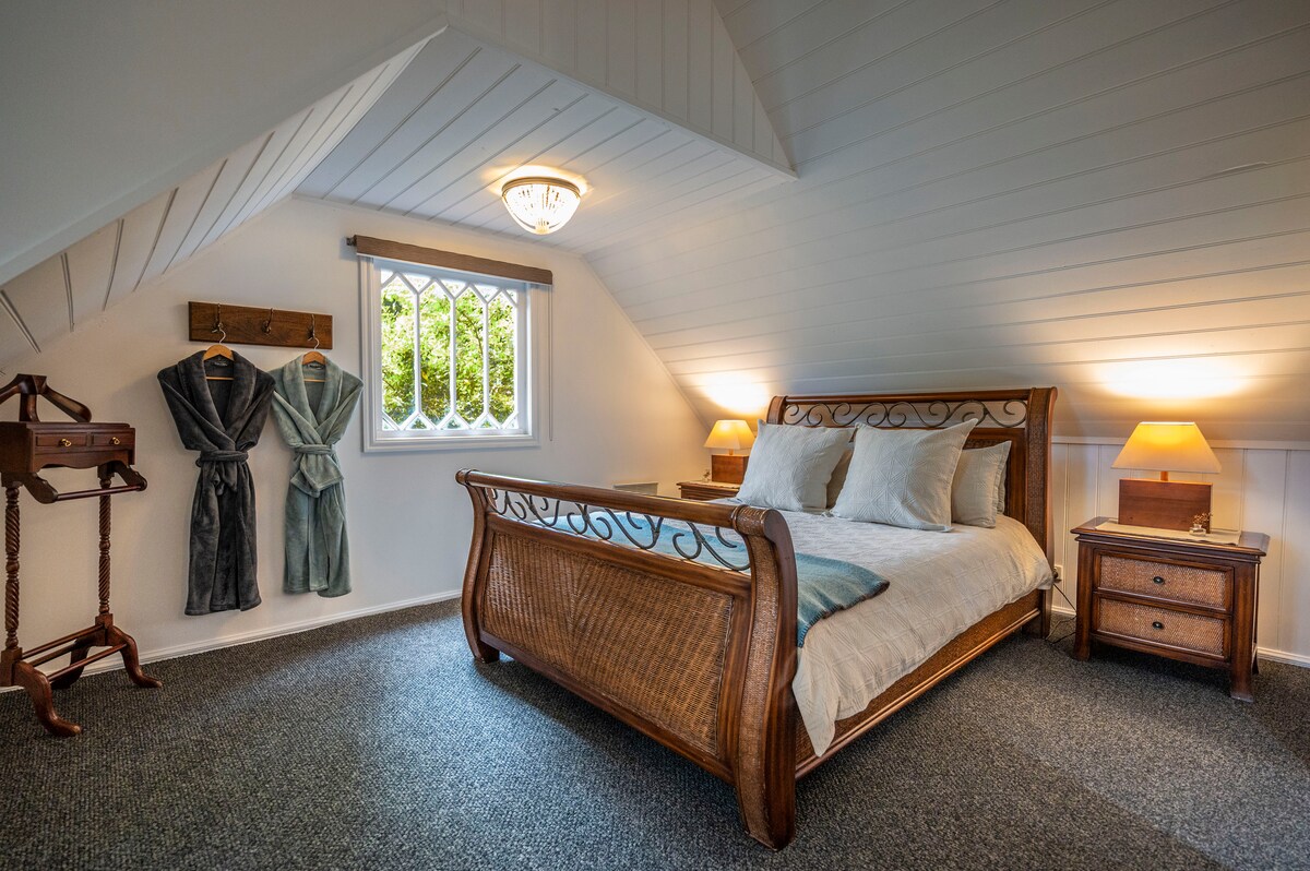 Your Bedroom Retreat overlooking forest balcony
complete with ensuite bathroom including 2 person spa bath, take a spa before heading downstairs to enjoy your generous breakfast of local fresh produce or have it on the Forest balcony. Bliss 