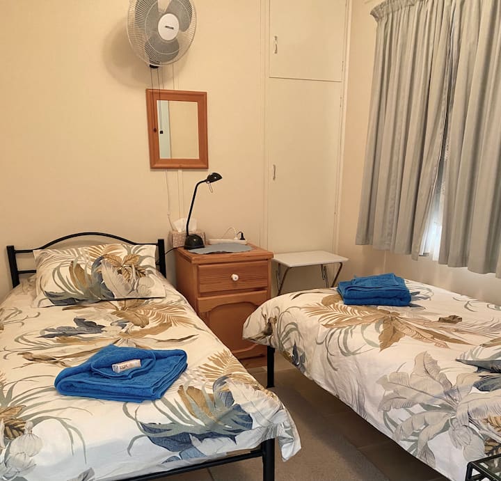 غرفة النوم الثانية.
سريران مفردان