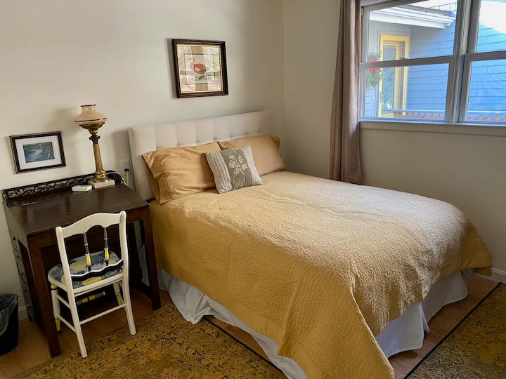 חדר זהב: מיטה ושולחן כתיבה בגודל מלא