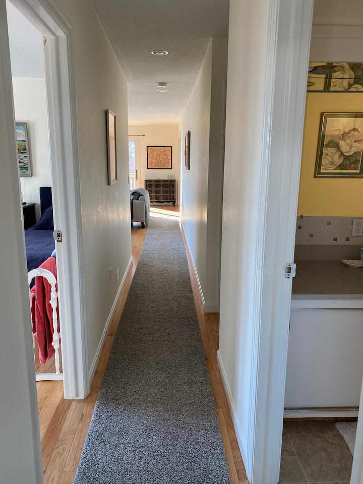 מסדרון מחדר השינה הראשי: חדר כחול משמאל, חדר רחצה מרכזי מימין