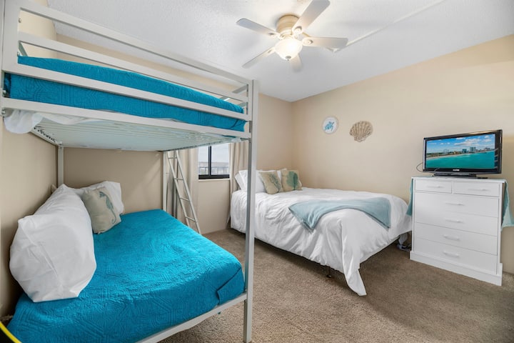 Dhoma e gjumit e dytë me krevat dopio "queen" dhe krevat dopio "twin". Lojë Arcade me 9+ lojëra për të gjitha moshat.
https://youtu.be/w5_ou7-MAp8
https://youtu.be/WWjhA2RlHN8